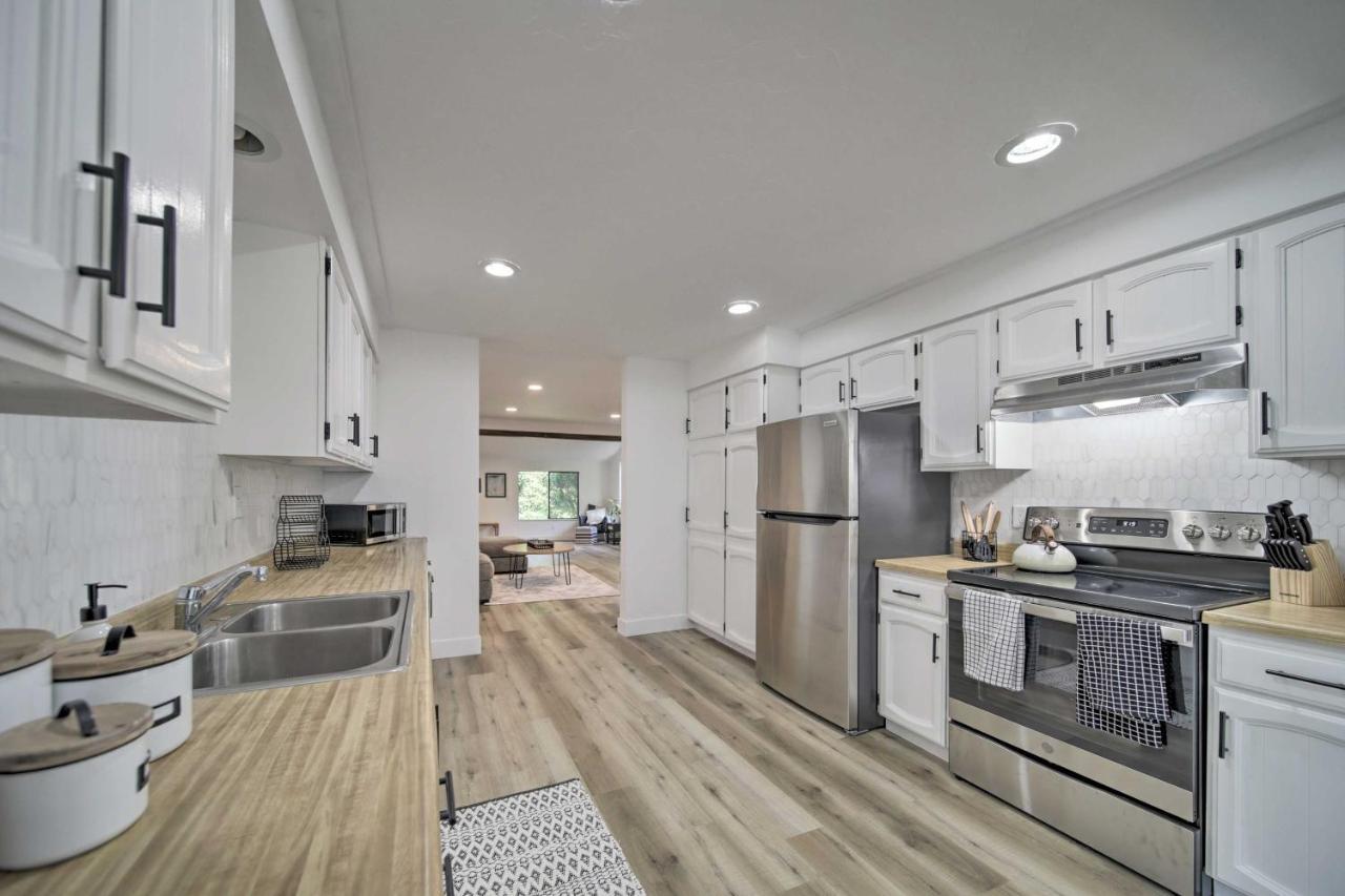 Bright And Airy Liberty Lake Abode With Backyard! Экстерьер фото