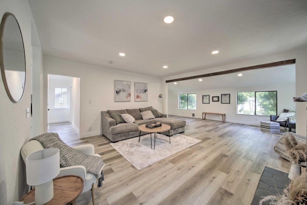 Bright And Airy Liberty Lake Abode With Backyard! Экстерьер фото